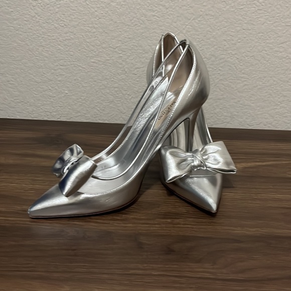 VALENTINO WOMEN'S LEATHER METALLIC DOLLYBOW PUMPS SILVER - Picture 3 of 16